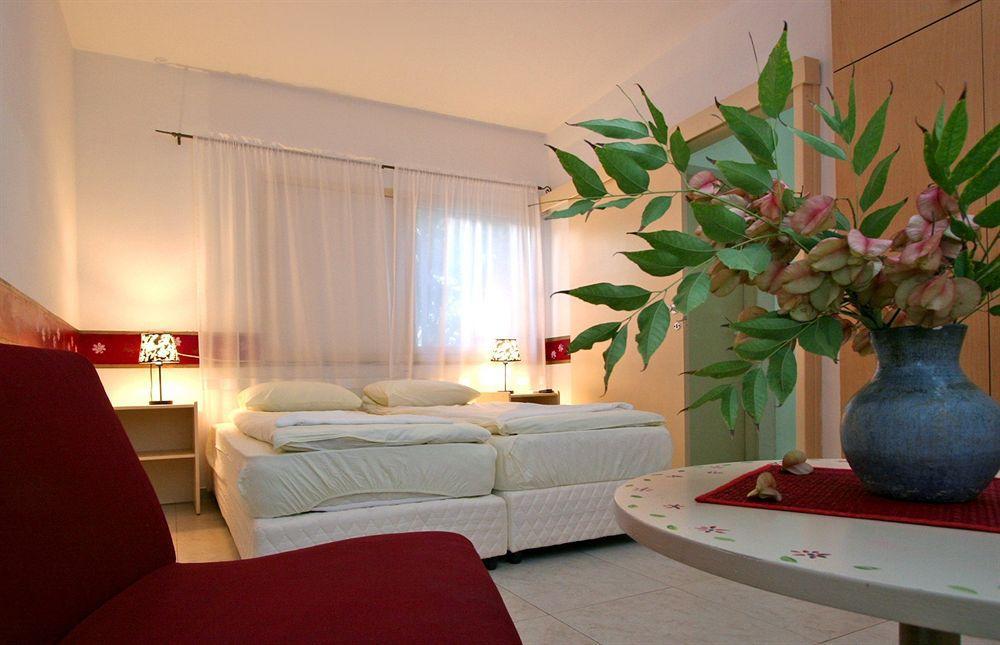 Travel Hotel Gesher Haziv Екстер'єр фото